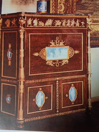 Khudozhestvennaia mebel’: ocherki po istorii khudozhestvennoi mebeli XV–XIX vekov (Toward a History of Artistic Furniture of the 15th to the 19th c.)