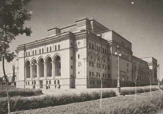Mir – teatr. Arkhitektura i stsenografiia v Rossii (The world is a theater: architecture and stage design in Russia)