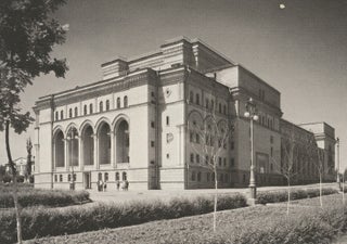 Mir – teatr. Arkhitektura i stsenografiia v Rossii (The world is a theater: architecture and stage design in Russia)