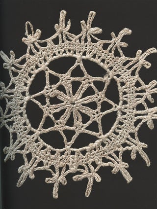 Fantaziia v nitiakh: kruzhevo i steklo Zapadnoi Evropy XVI – XIX vv. Katalog vystavki (Fantasia in threads: Western European lace and glass of the 17th to 19th centuries. Exhibition catalogue)