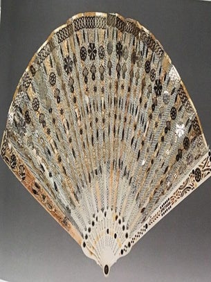 Veera v Rossii. XVIII – nachalo XX veka v sobranii Gosudarstvennogo Ermitazha (Hand fans in Russia, 18th to the early 20th century in the State Hermitage Museum collection)
