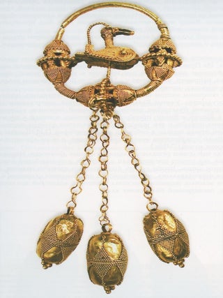Zoloto i serebro kazanskikh tatar: iz sobranii Natsional'nogo muzeia Respubliki Tatarstan / Kazan tatarlarynyng altyn ham komeshe: Tatarstan Respublikasy Milli muzee jyelmalarynnan / Gold and silver of the Tatars : from the collection of National Museum of the Republic of Tatarstan