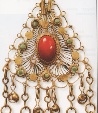 Zoloto i serebro kazanskikh tatar: iz sobranii Natsional'nogo muzeia Respubliki Tatarstan / Kazan tatarlarynyng altyn ham komeshe: Tatarstan Respublikasy Milli muzee jyelmalarynnan / Gold and silver of the Tatars : from the collection of National Museum of the Republic of Tatarstan