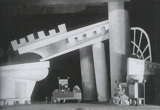 Zemlia dybom: iz istorii russkogo teatral’nogo ekspressionizma (The world turned upside down: toward a history of Russian theatrical expressionism)