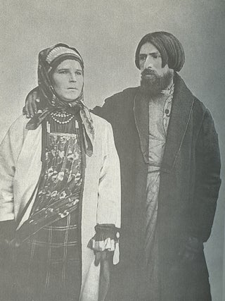 Russkii traditsionnyi kostium: illiustrirovannaia entsiklopediia (Russian traditional dress: illustrated encyclopedia); :