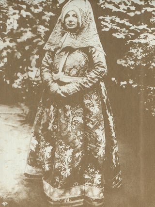 Russkii traditsionnyi kostium: illiustrirovannaia entsiklopediia (Russian traditional dress: illustrated encyclopedia); :