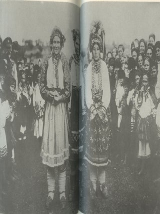Russkii traditsionnyi kostium: illiustrirovannaia entsiklopediia (Russian traditional dress: illustrated encyclopedia); :