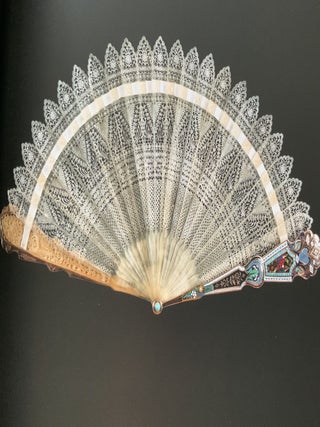 "Dragotsennosti! Blesk russkogo dvora". Katalog vystavki ("Valuables: The glitter of the Russian court." Catalogue of the exhibition)