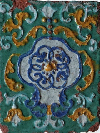 Sol'vychegodskii istoriko-khudozhestvennyi muzei: al bom-putevoditel' po kollektsiiam (Solvychegodsk Historical and Art Museum: Album and guide to the collections); Plan goroda Sol vychegodska" Afanasiia Chudinova, ikonopis , litsevoe shit e stroganovskikh masterskikh, izdeliia iz serebra, melkaia plastika, dereviannaia skul ptura, rospis i rez ba po derevu, kostium, tkani, vyshivka, krest'ianskaia utvar i orudiia truda; prilozheniia dvustoronie /VER/ ikony-tabletki, votivnye podveski.
