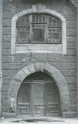 Dveri i portaly Sankt-Peterburga (Doors and Entranceways of St. Petersburg)